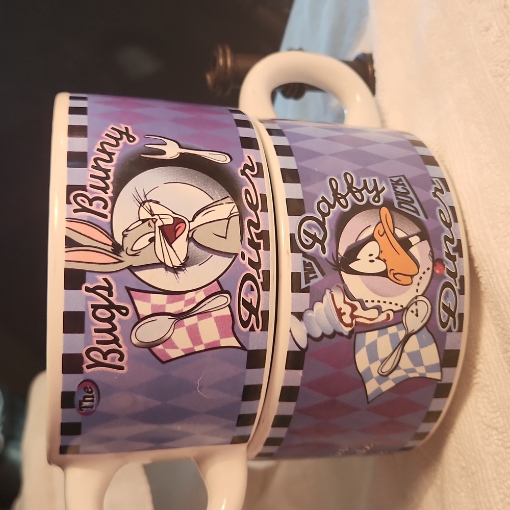 EUC set of 2 Bugs Bunny & Daffy Duck 4 x 2.5 inch soup/drink mugs